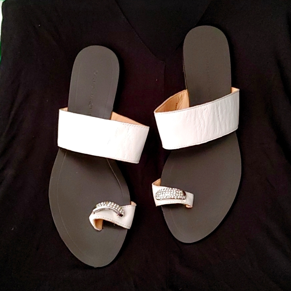 Carmen Marc Valvo size 7.5 white flat sandal